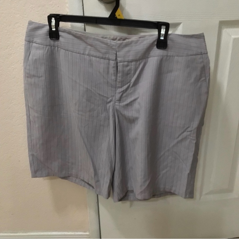 Mossino Women’s Size 14 Gray Pinstriped Dress Shorts